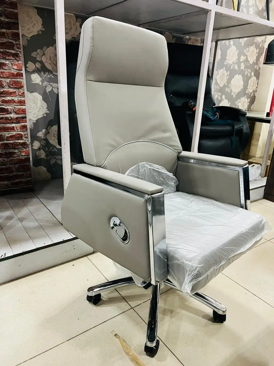 2025/05/1000155752.jpg Mike Signature Ergonomic Executive Chair – High back Beige - Image 1